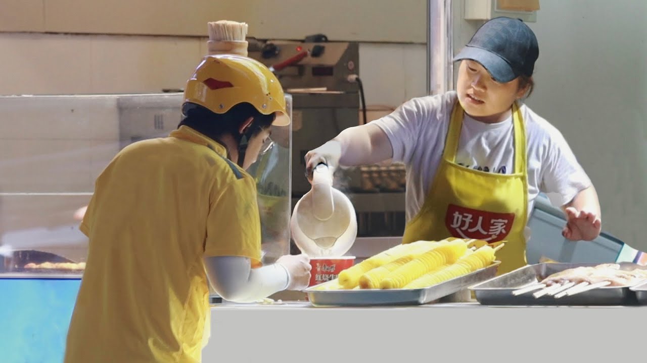 Delivery Man Asks Shopkeepers for Hot Water to Eat Instant Noodles | Social Experiment 当外卖员深夜向店家借热水