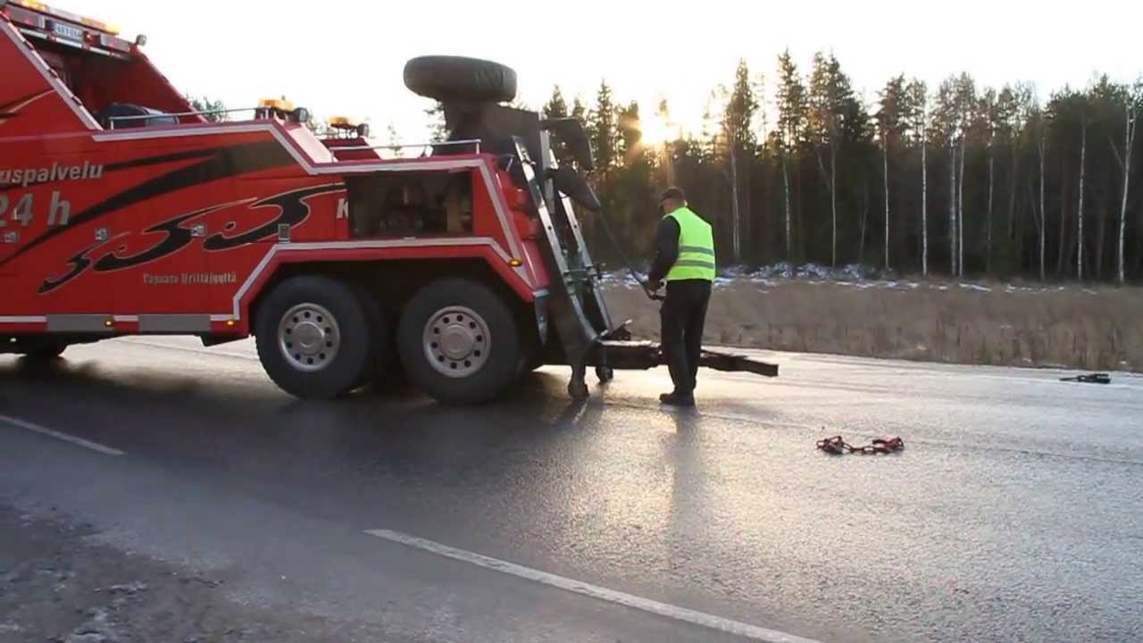 Pikkubussin nosto ojasta