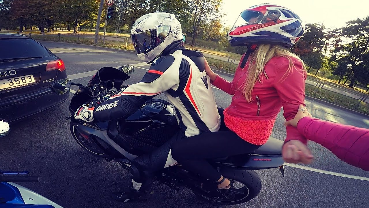 ВЕСЕЛО КАТАЕМ  ДЕВУШЕК НА СПОРТБАЙКЕ.СИТУАЦИИ на ДОРОГЕ!