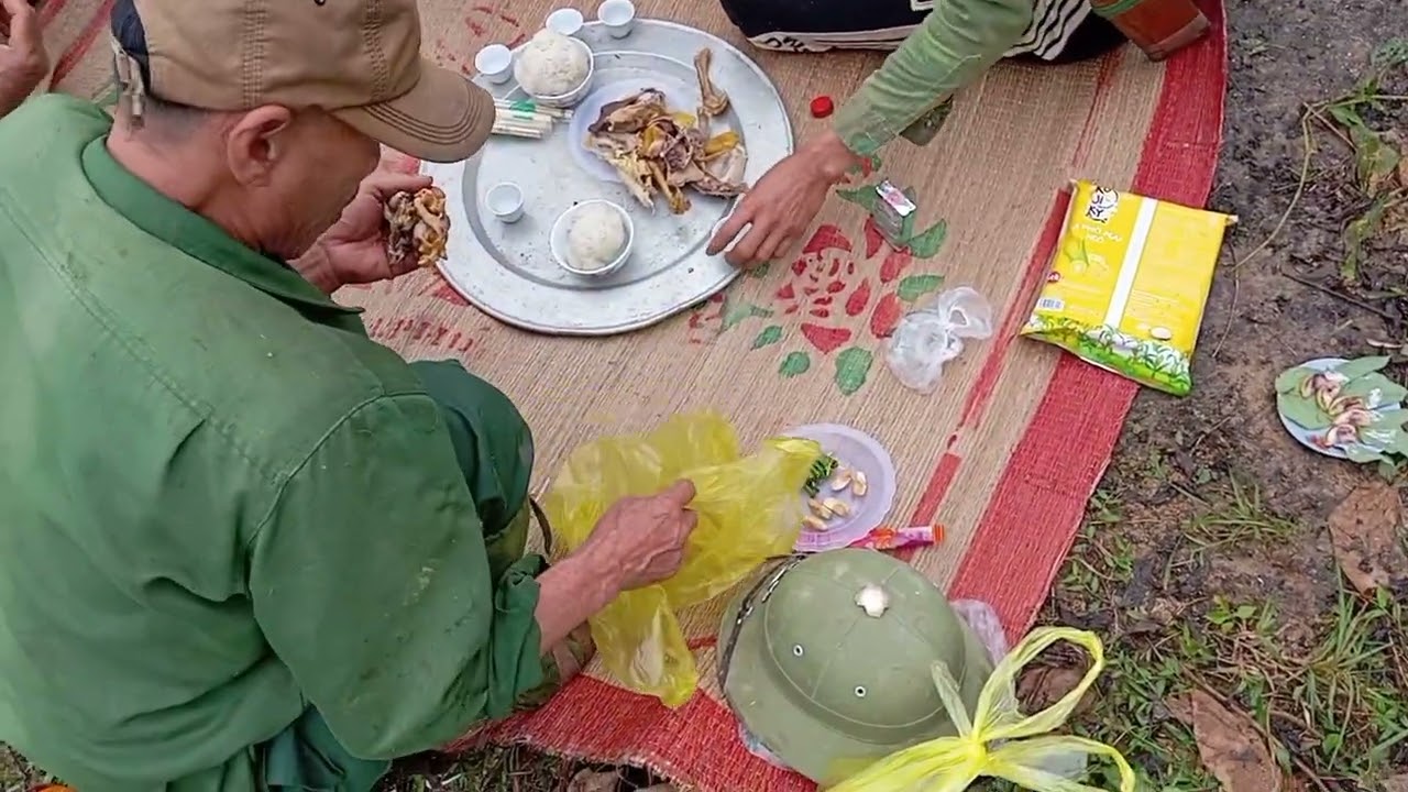 Một năm nữa lại qua rồi , con cháu lại đón các cụ về nhà ăn TẾT