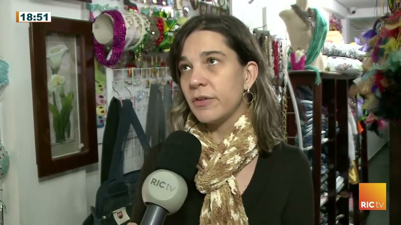 Mulher quebra produtos em loja de artesanato