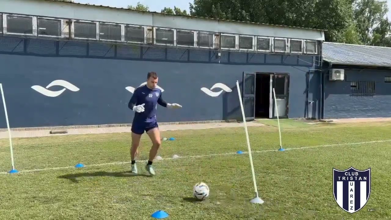 Miguel Montillo entren de arqueros