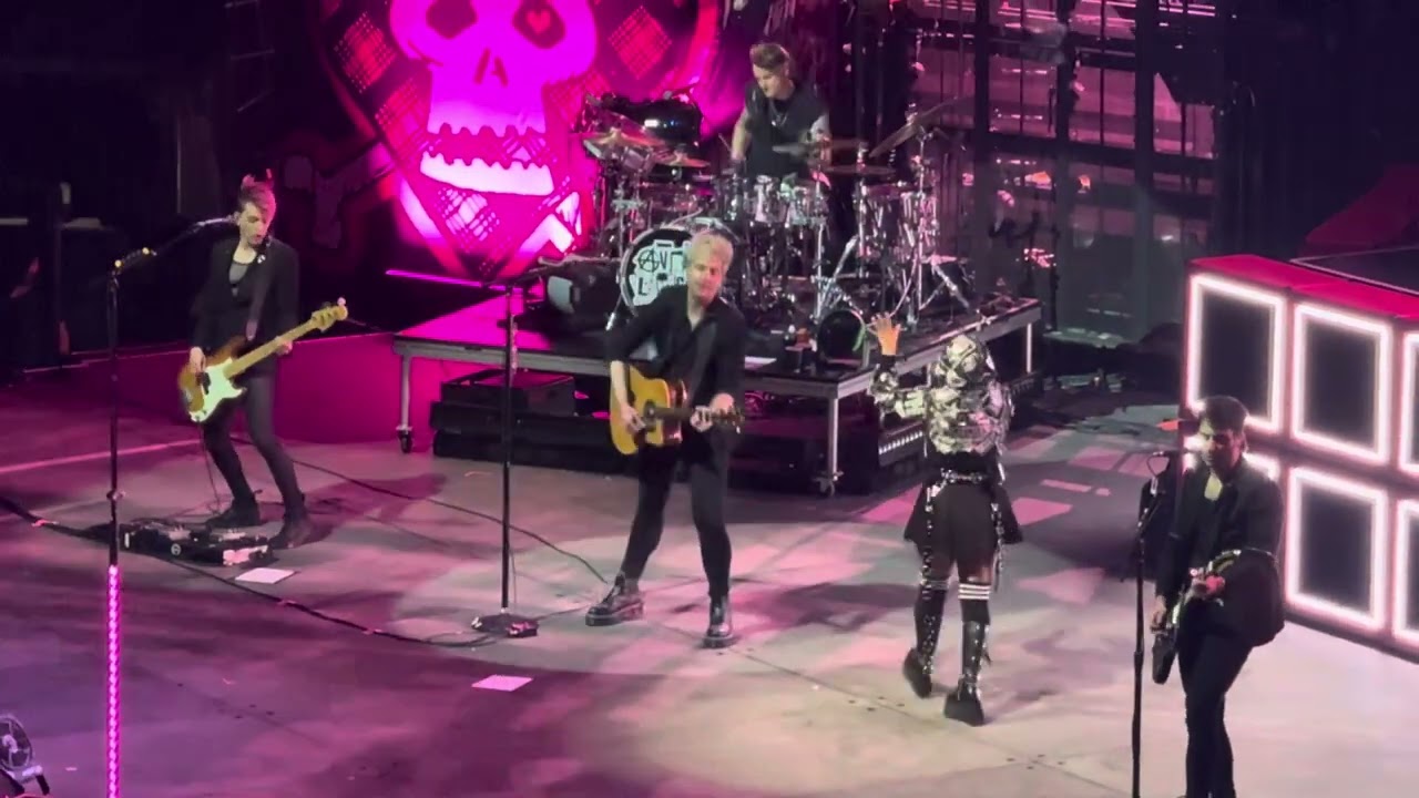 Avril Lavigne - Here's to Never Growing Up / Hot (live in Calgary 2024)