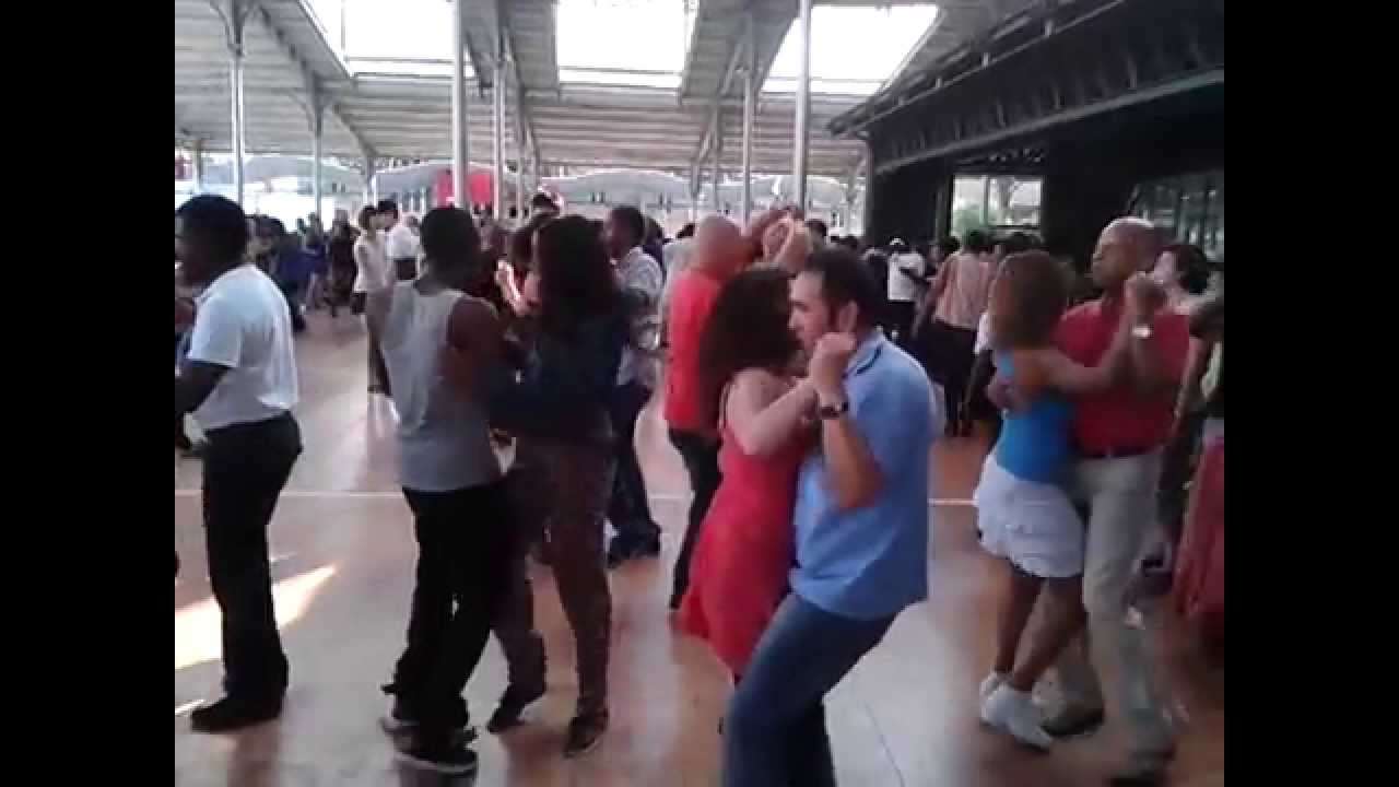 PARIS/LA VILLETTE LE 26 JUILLET 2014 - BAL SALSA - BELLE AMBIANCE