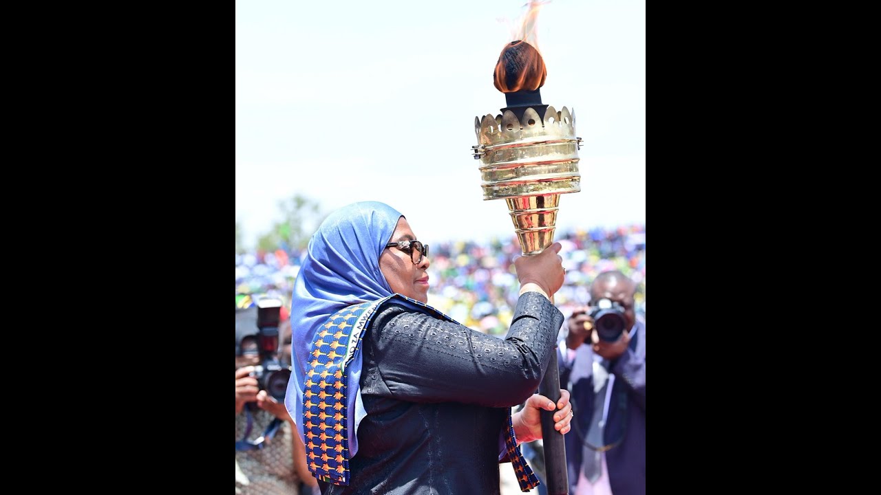 MAKALA MAALUM YA KUPANDISHWA KWA MWENGE WA UHURU KATIKA KILELE CHA MLIMA KILIMANJARO.