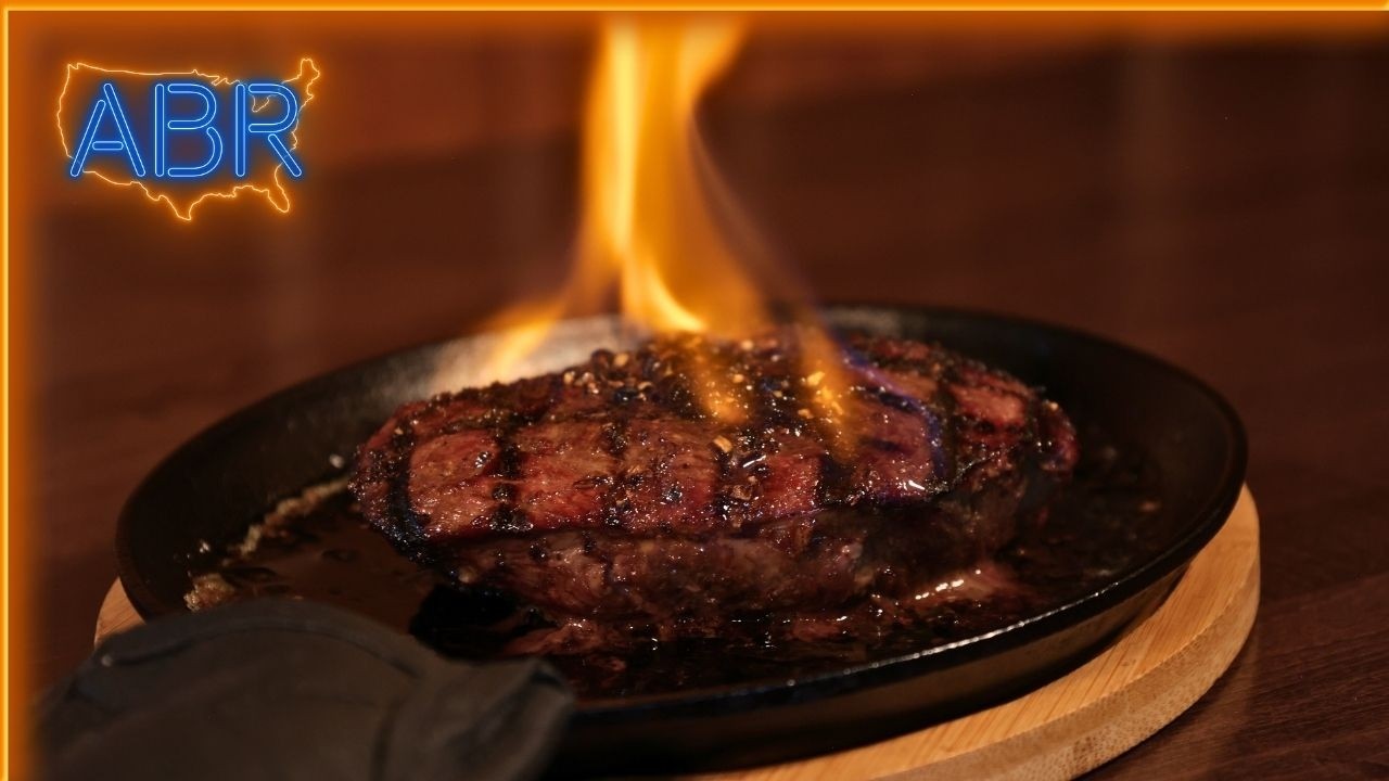 Посмотрите на этот пылающий стейк из вырезки! - Ресторан и бар The Grille