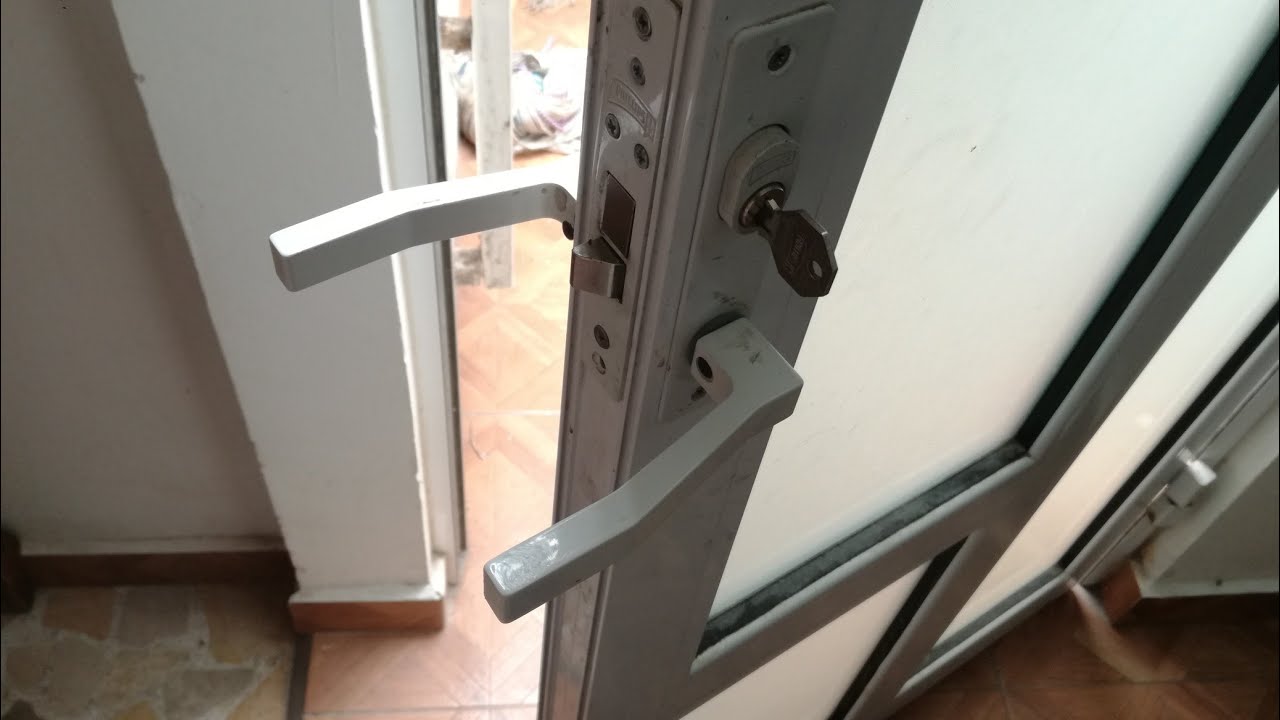 Como reparar una chapa de puerta