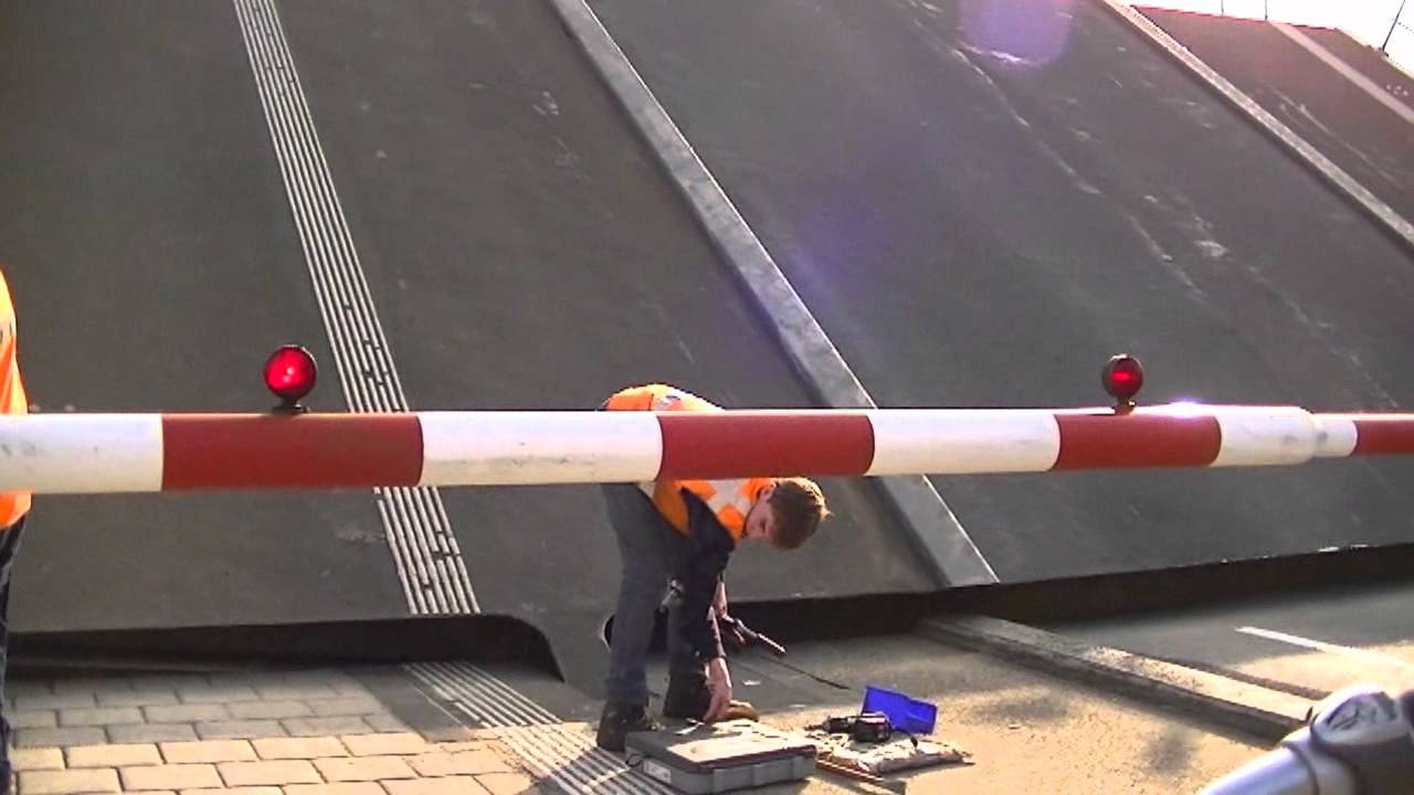 Vechtbrug Dalfsen er 10min. uit voor onderhoud.. (Lees Beschrijving)【HD】