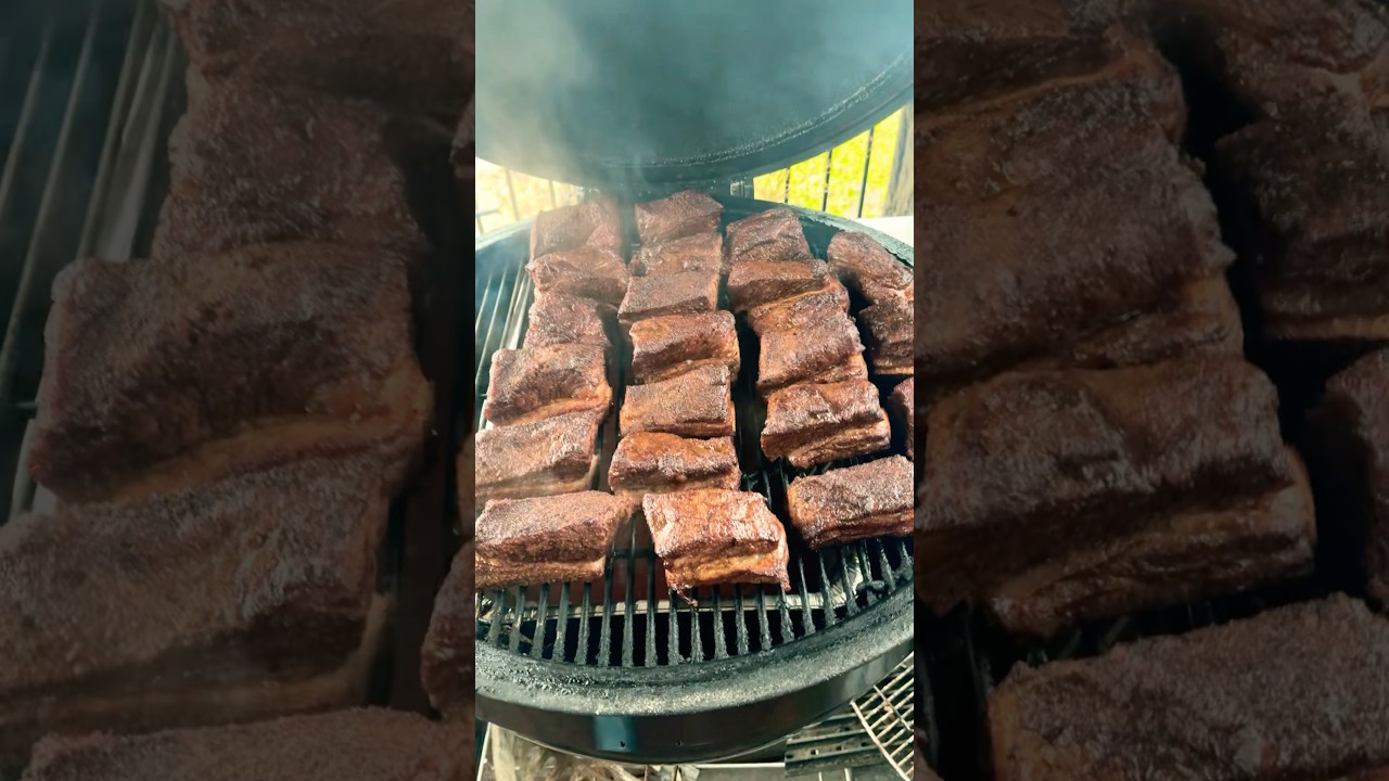 Копченые говяжьи ребрышки ко Дню святого Валентина 💘 #dskigrillz #shortribs #webersummitcharcoalg...