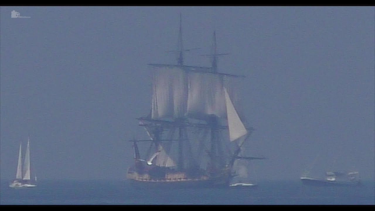 L'Hermione llegando al puerto de Pasaia