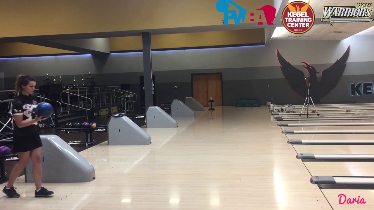 Daria Pajak and Verity Crawley, bowling styles compared in slow motion