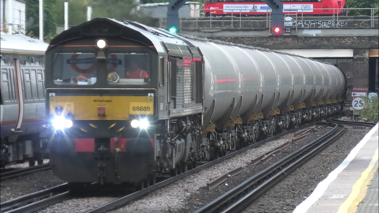 Fantastic busy Morning at Kensington Olympia ￼London Freight/Passenger/Rail Treatment train 15/10/25