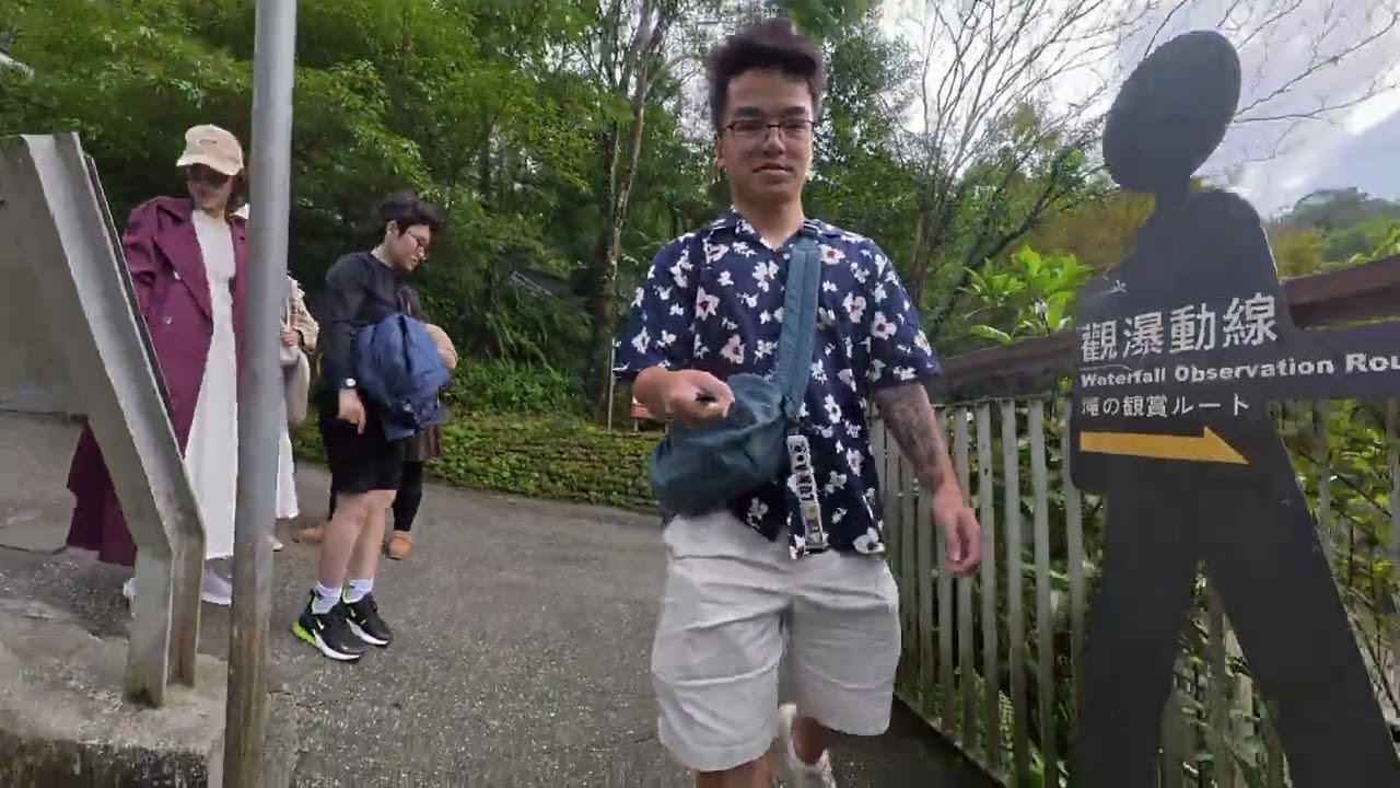 Walking around Shifuen Waterfall