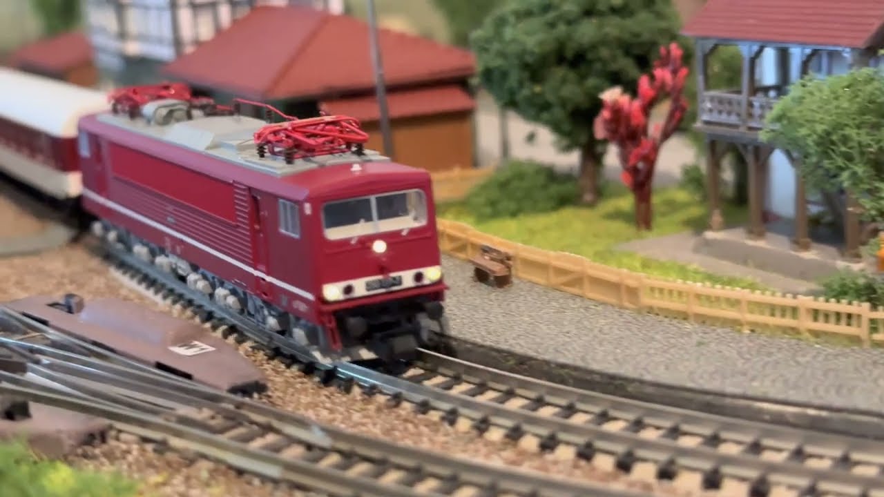 BR 250 mit InterEx-Wagen der DR – Modellbahn Spur N