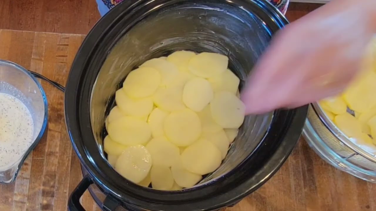 Slow-Cooker Au Gratin Potatoes 🥔🧀