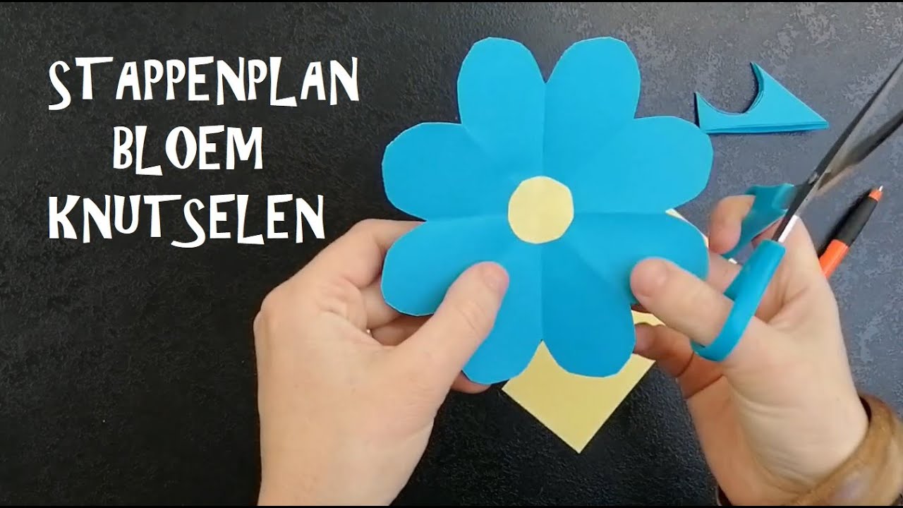 Juf Renée knutselt een bloem uit papier
