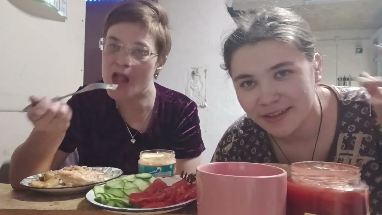Мукбанг/Картошка, окорочок с духовке. 