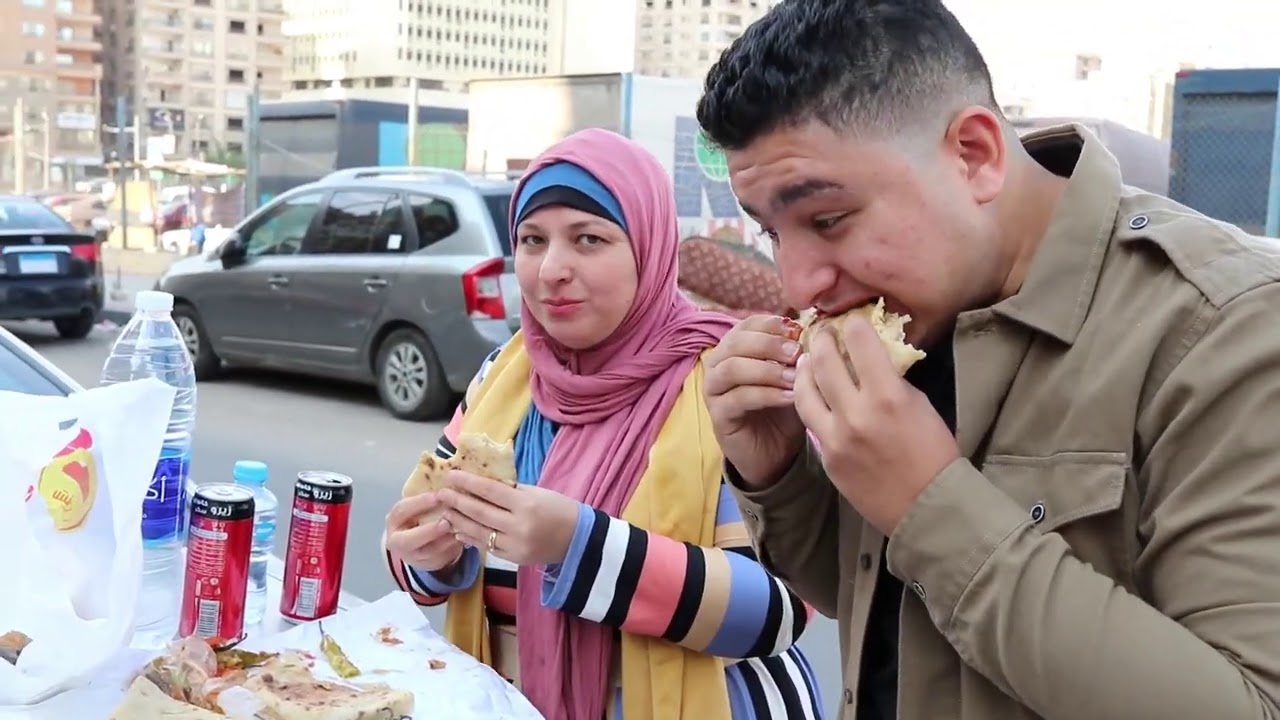 ابراهيم فطرنا 😀فى الشارع واكلنا جنب الرصيف 🙄احلا ساندوتش فول🌮 فى مصر🇪🇬