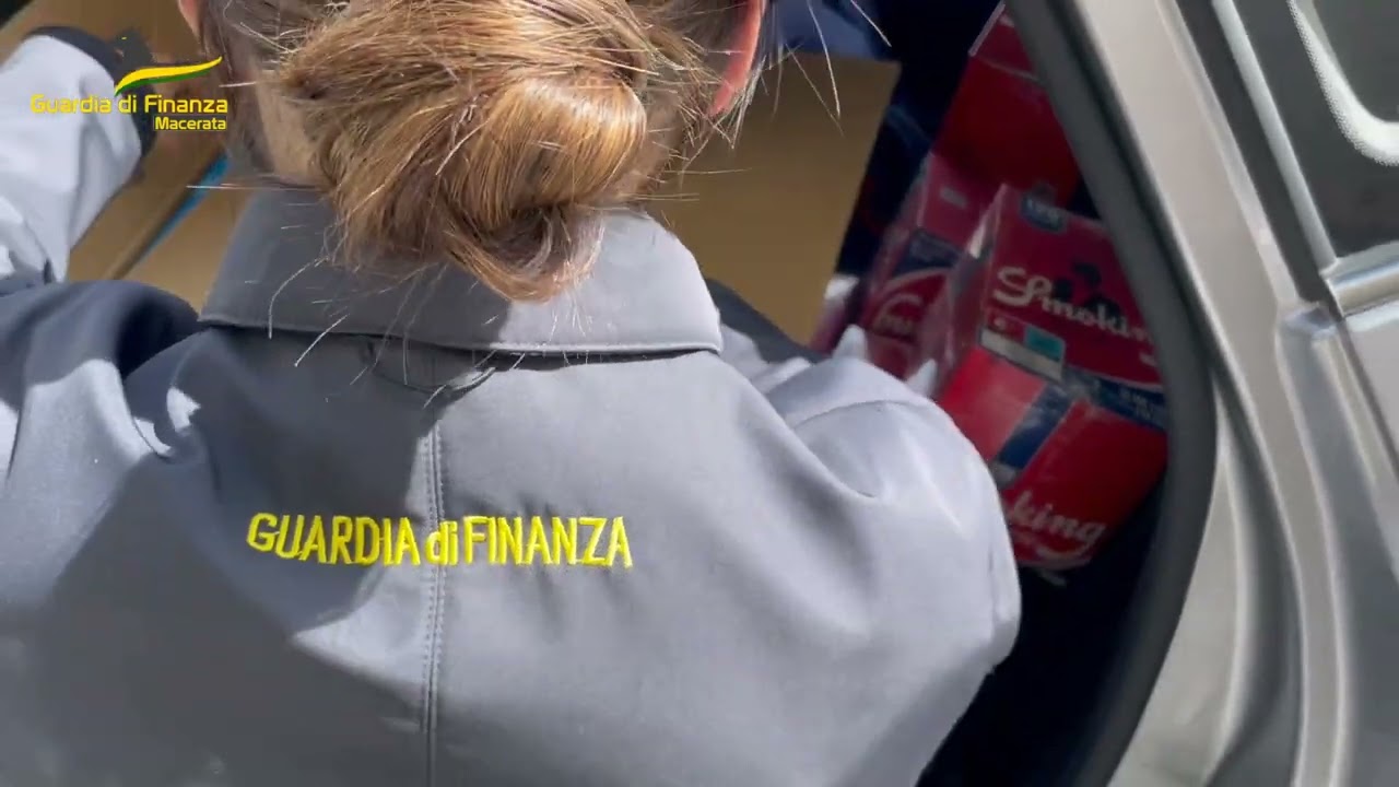 Da San Marino con l'auto piena di tabacchi di contrabbando