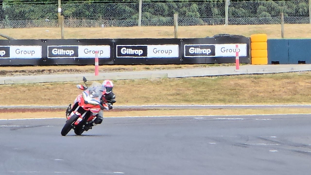 Chasing V4 Panigales and Streetfighters with my Multistrada V4S at Ducati Track-day