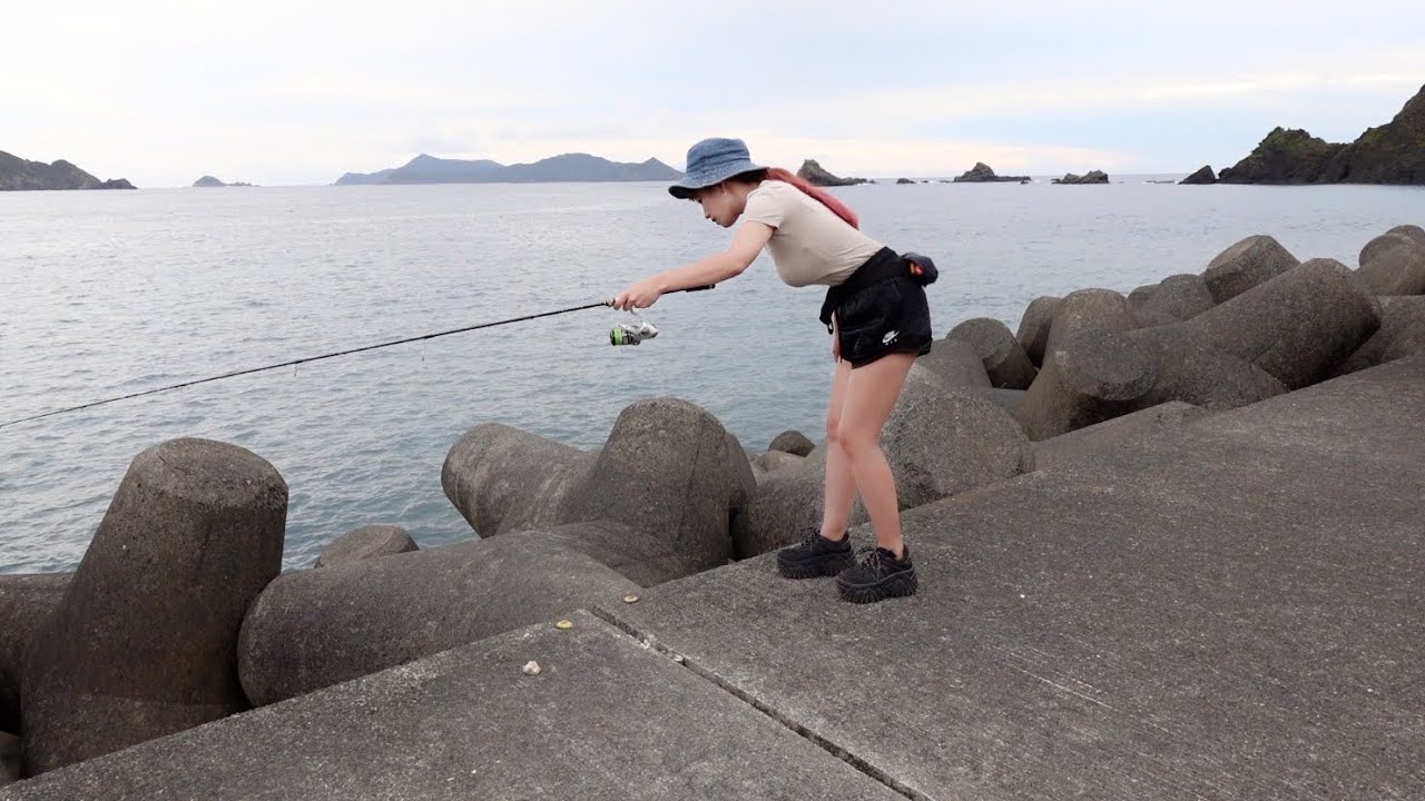 足元に集まった巨大魚が喰らい付く・・