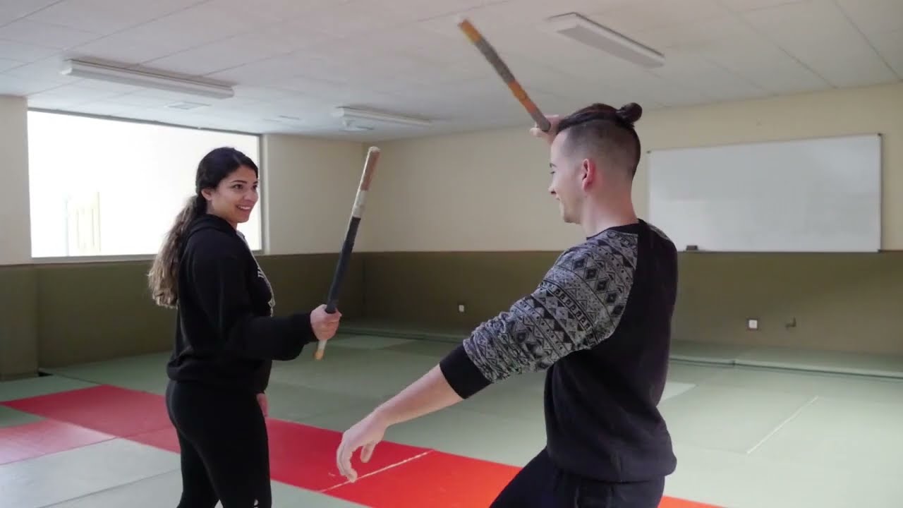TALLER DE ESCRIMA EN LA UNIVERSIDAD DE EXTREMADURA DEFENSA Y ATAQUE GOLPES 4 Y 1