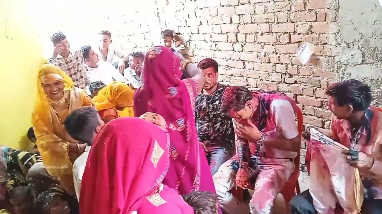 बुंदेलखंड का असली ब्याव का बाबा बारात निकलते ही महिलाएं ऐसे करती गजब तमाशा ,समधी को रंग में रंग दिया