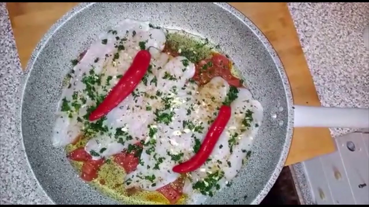 filet de poisson blanc avec crème de pomme de terre et poivrons doux