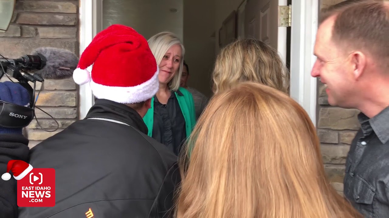 Mother sobs when all her neighbors and Lexi Walker show up to help Secret Santa