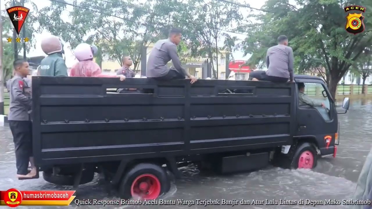 Quick Response Brimob Aceh Bantu Warga Terjebak Banjir dan Atur Lalu Lintas di Depan Mako Satbrimob