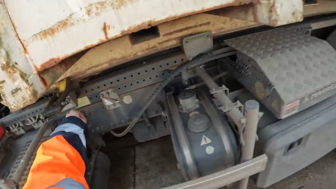 Benne Encombrant Partie 2 Accroche du caisson sur le camion 