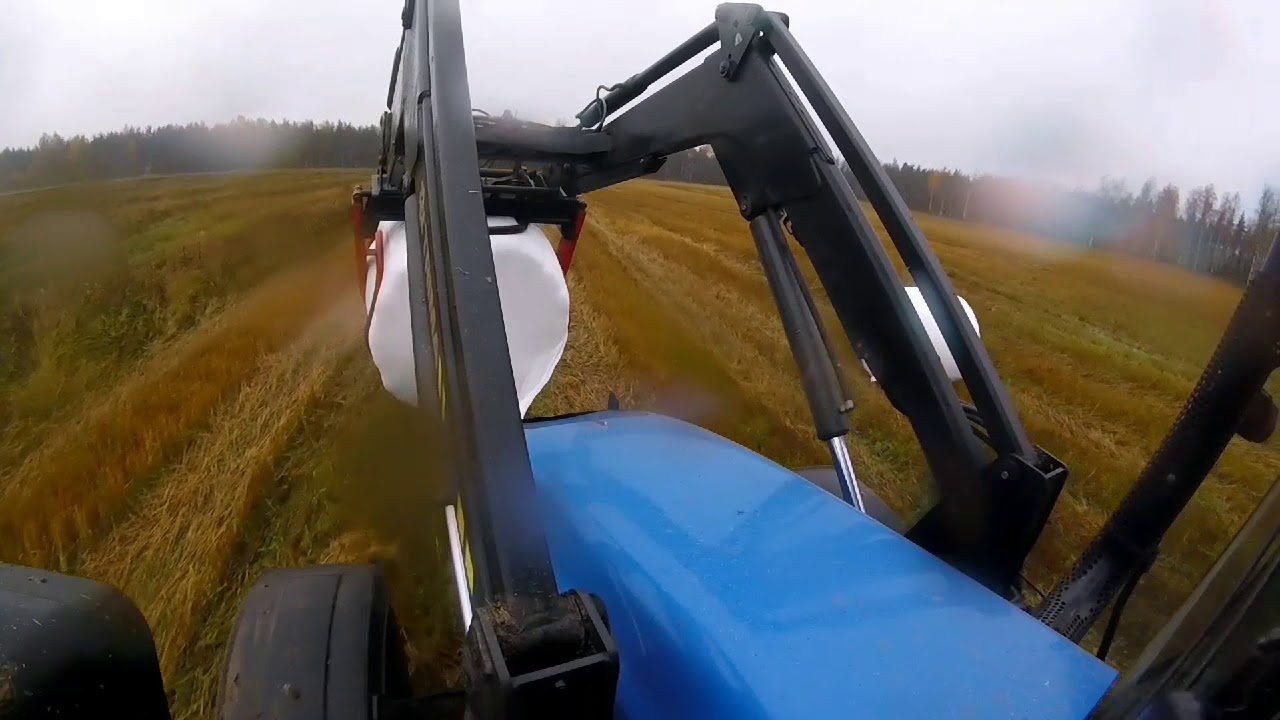 Olkipaalien keräämistä