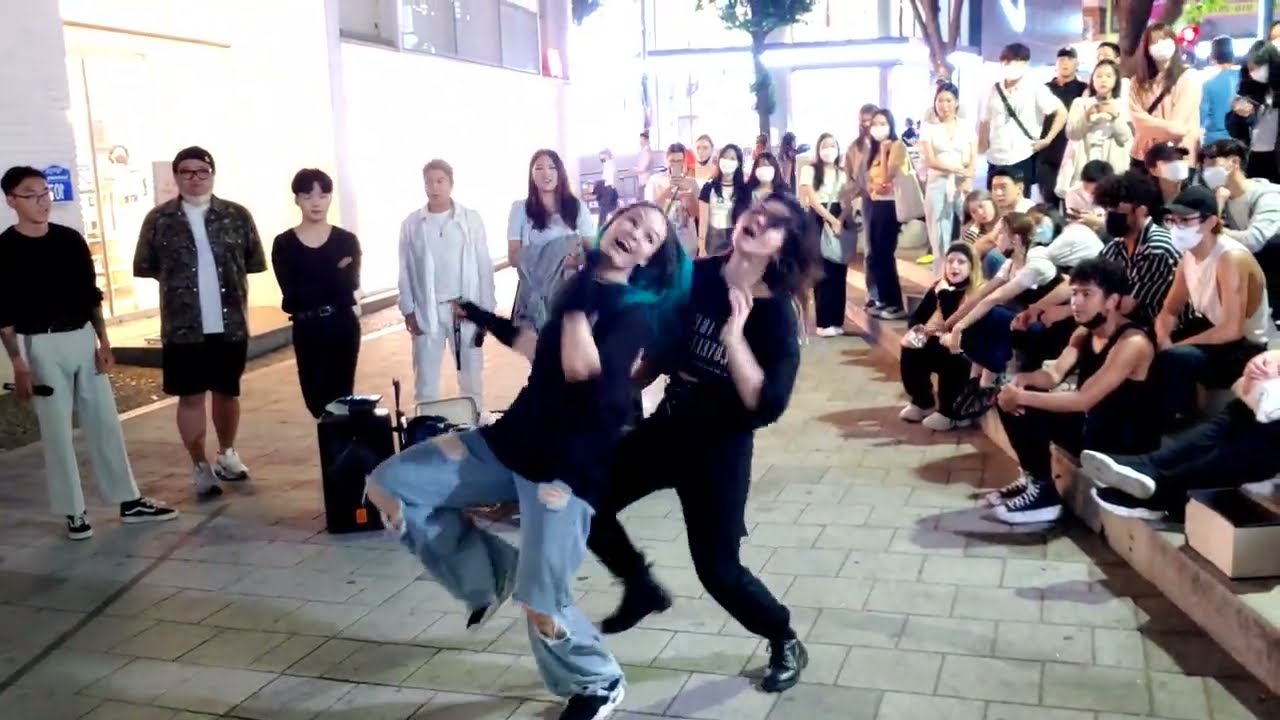MONDAY. BLACK MIST. ALINA & OLGA. BEAUTIFUL FANTASTIC BUSKING. HONGDAE.