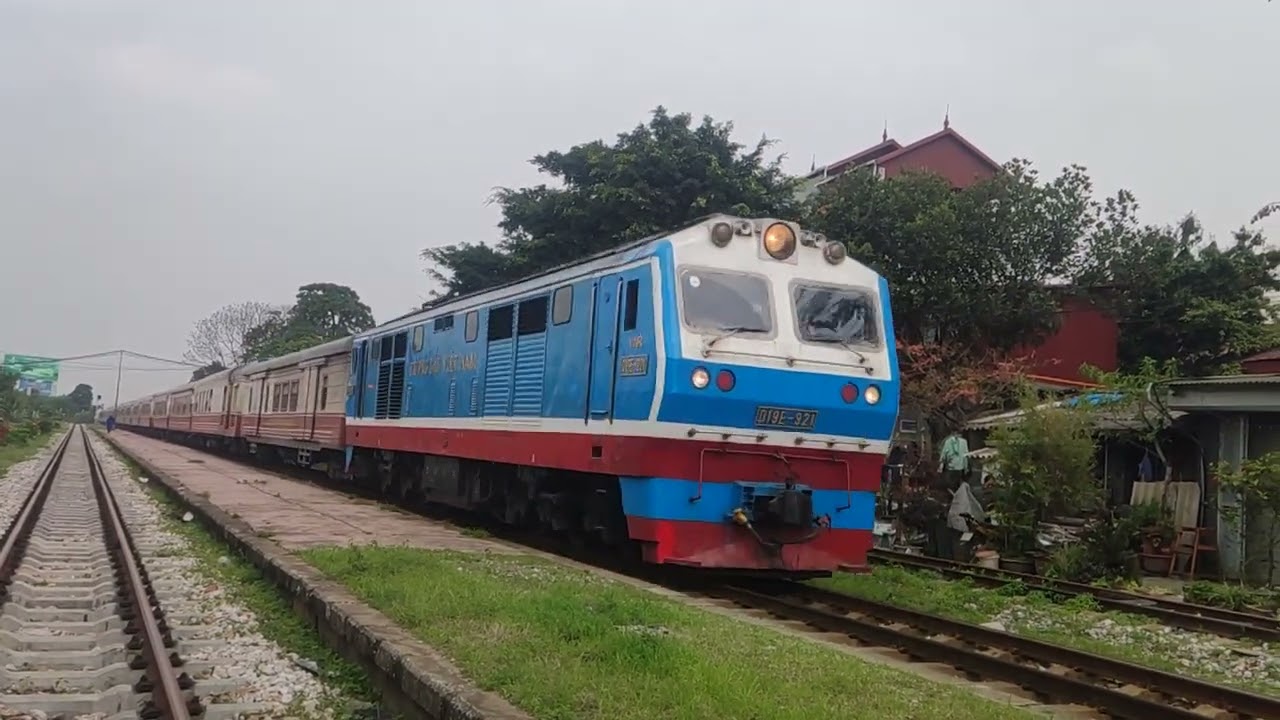 D19E-921 kéo tàu LP3 chạy thông qua ga Phú Thụy (14/3/2026)(@hanoirailwaysd19e921)