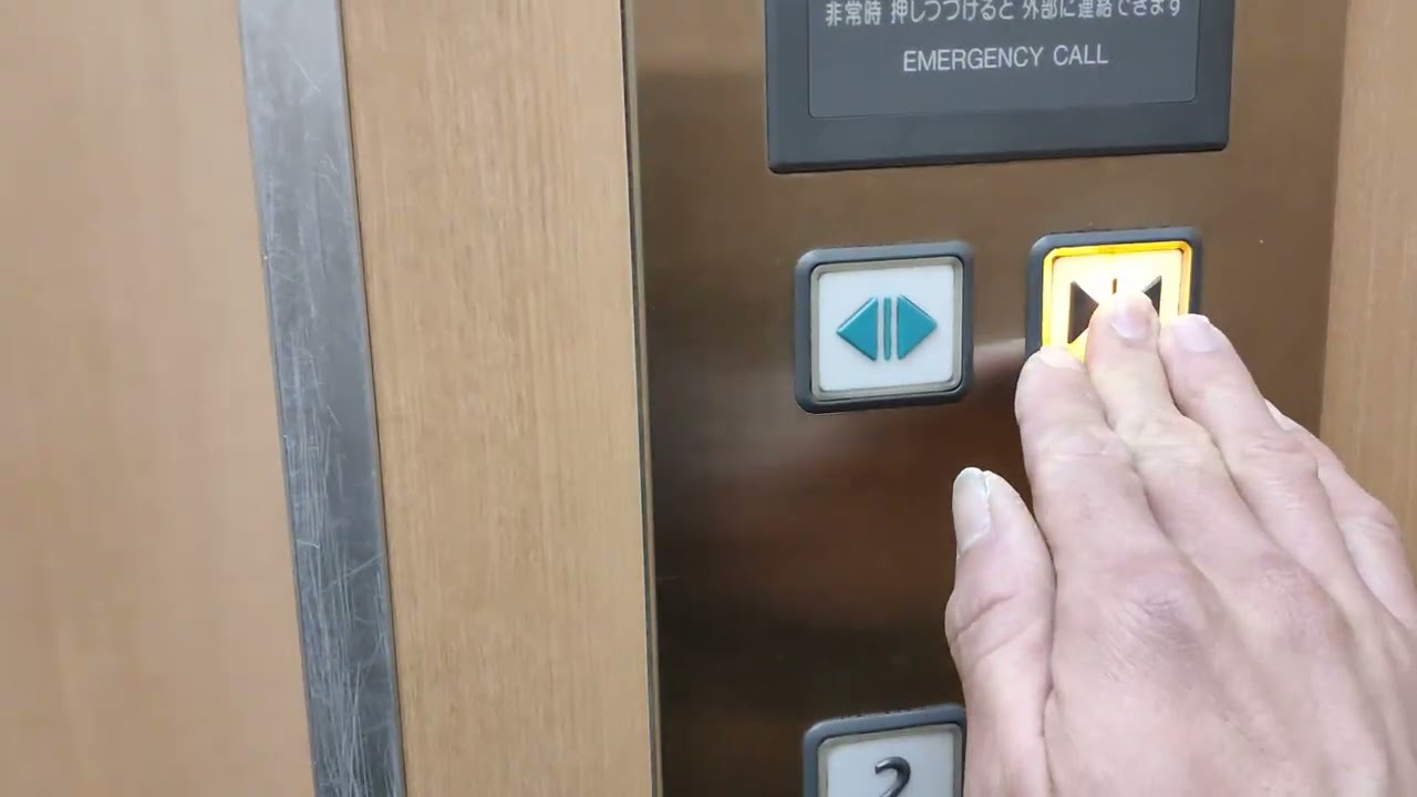 京都駅前某ビルのエレベーター（8・右側）