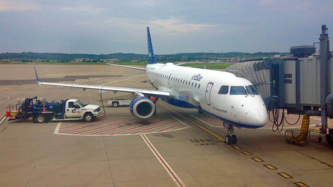 JetBlue E-190 Cloudy, Overcast Landing In Pittsburgh!