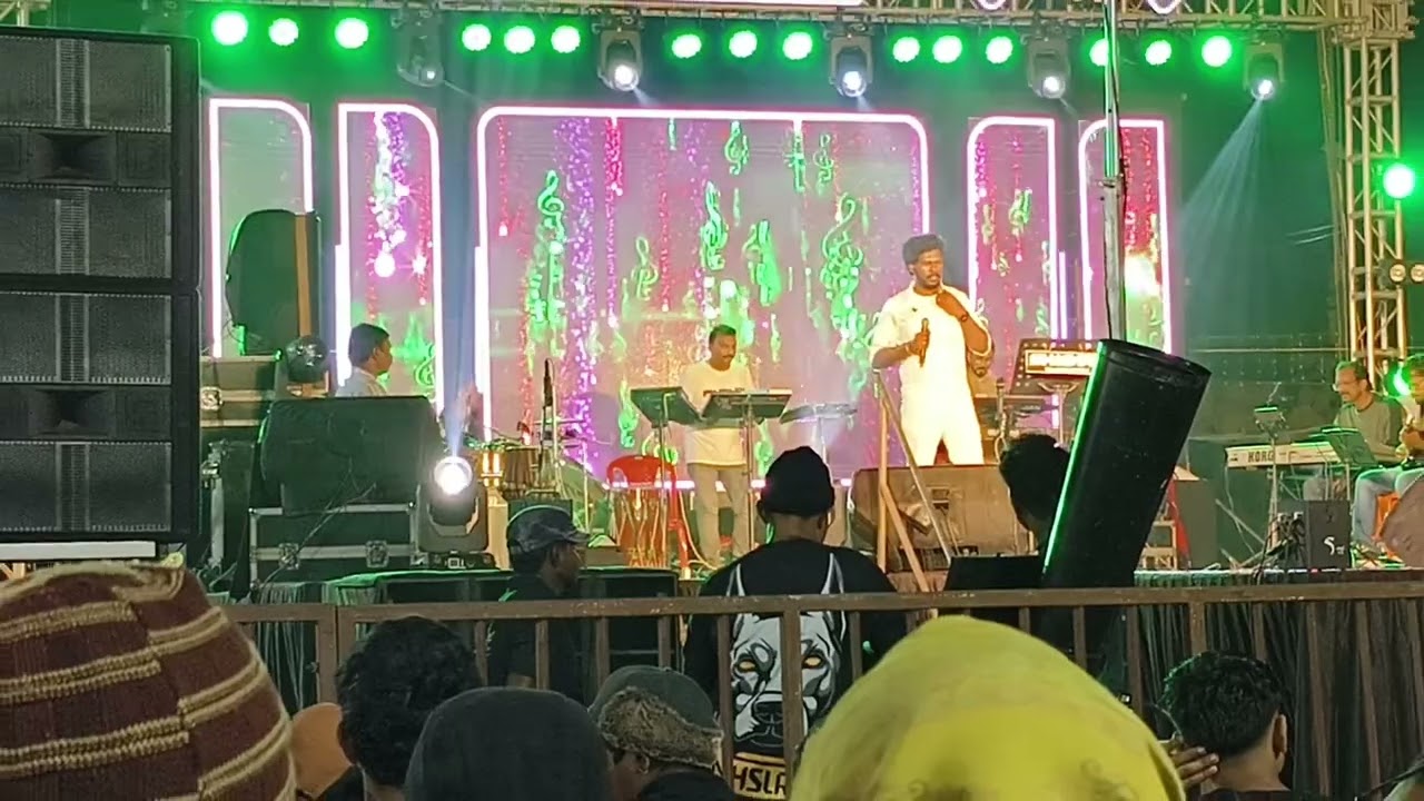 ഒളിക്കുന്നുവോ മിഴി കുമ്പിളിൽ പാടുന്നത് ആരാണ് അറിയാമോ 