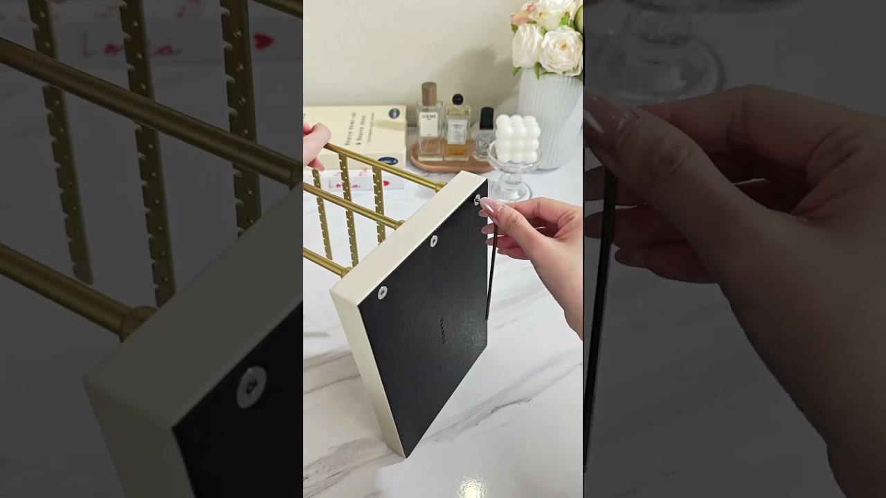 It is very convenient to place your jewelry in the jewelry stand. Display your beautiful jewelry.
