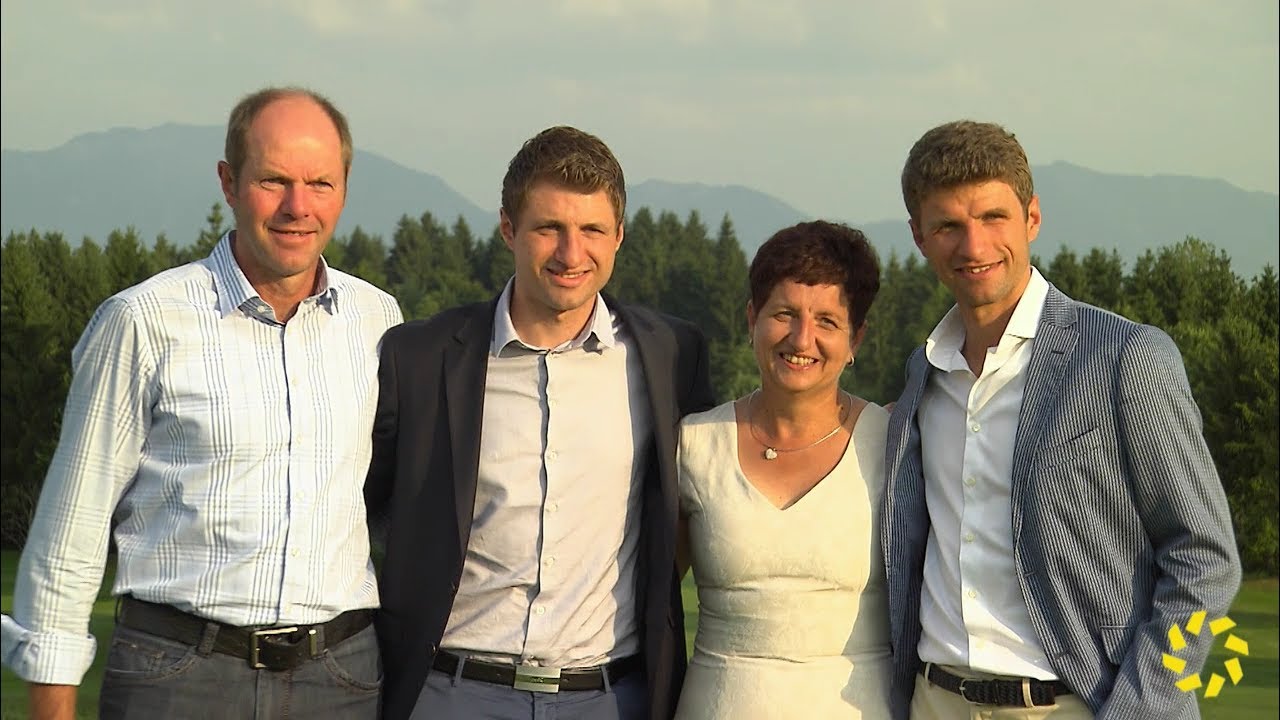 Thomas Müller mit seiner Familie beim Golfturnier