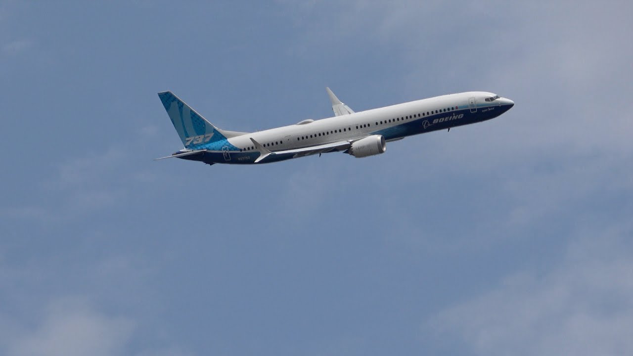 Farnborough Airshow '22.  Boeing 737 Max 10. N27752.  Neighbourhood views. #boeing737max #airshow