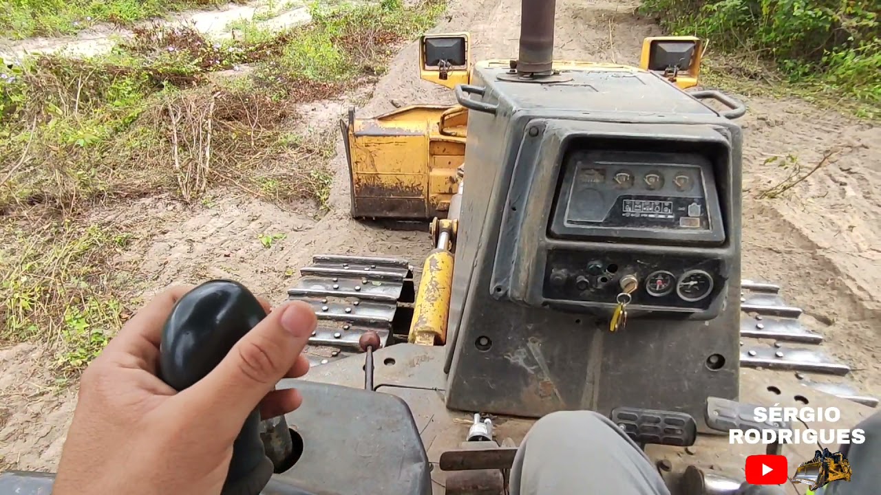 Mostrando como operar o trator de esteiras KOMATSU D41E.