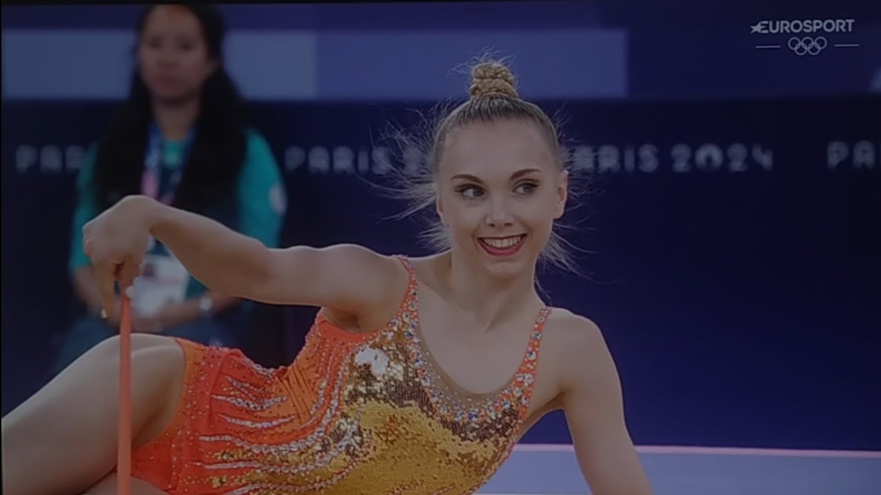 Hélène Karbanov France JO Paris 2024.           3eme rotation Massues