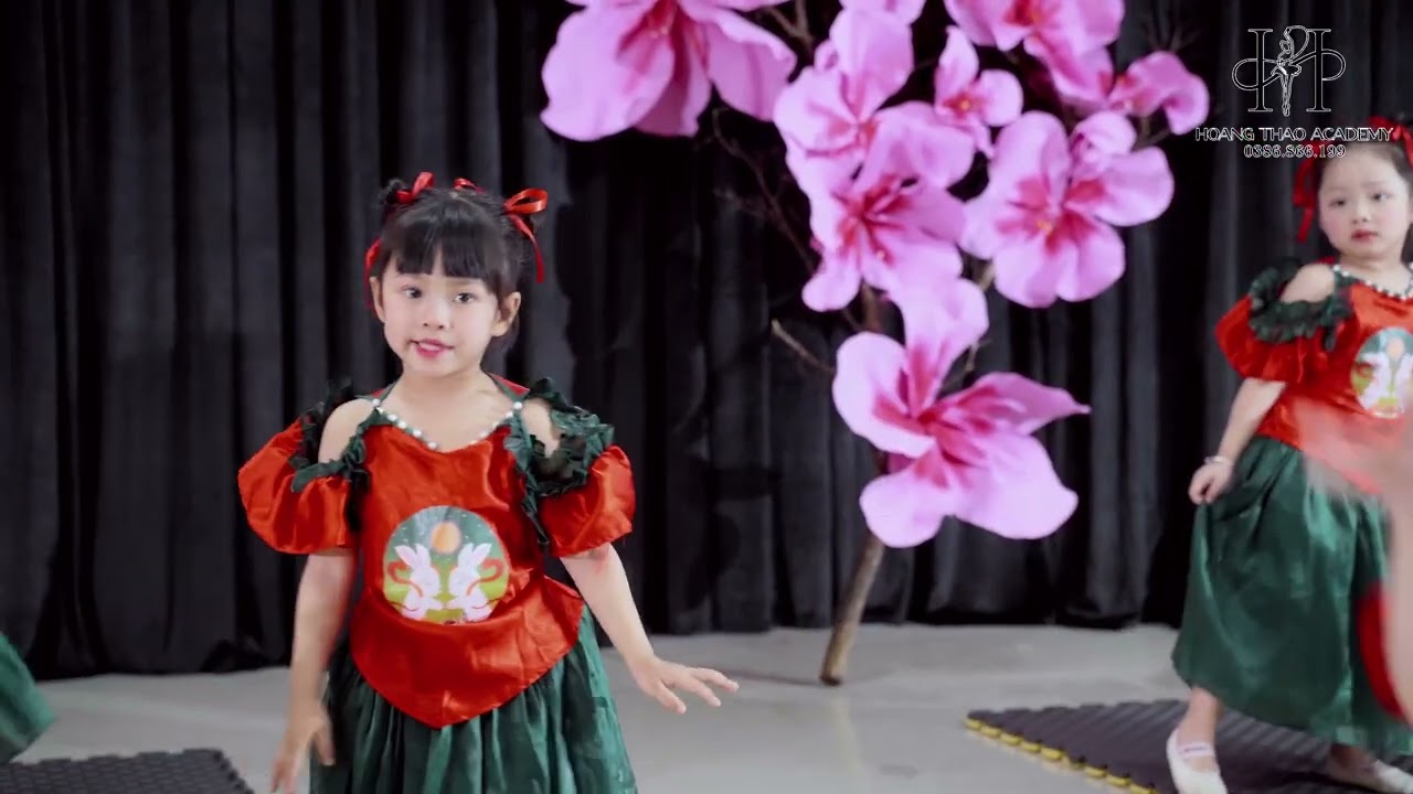 Múa chào xuân 2026 - Bé thấy mai vàng | Hoàng Thảo Academy
