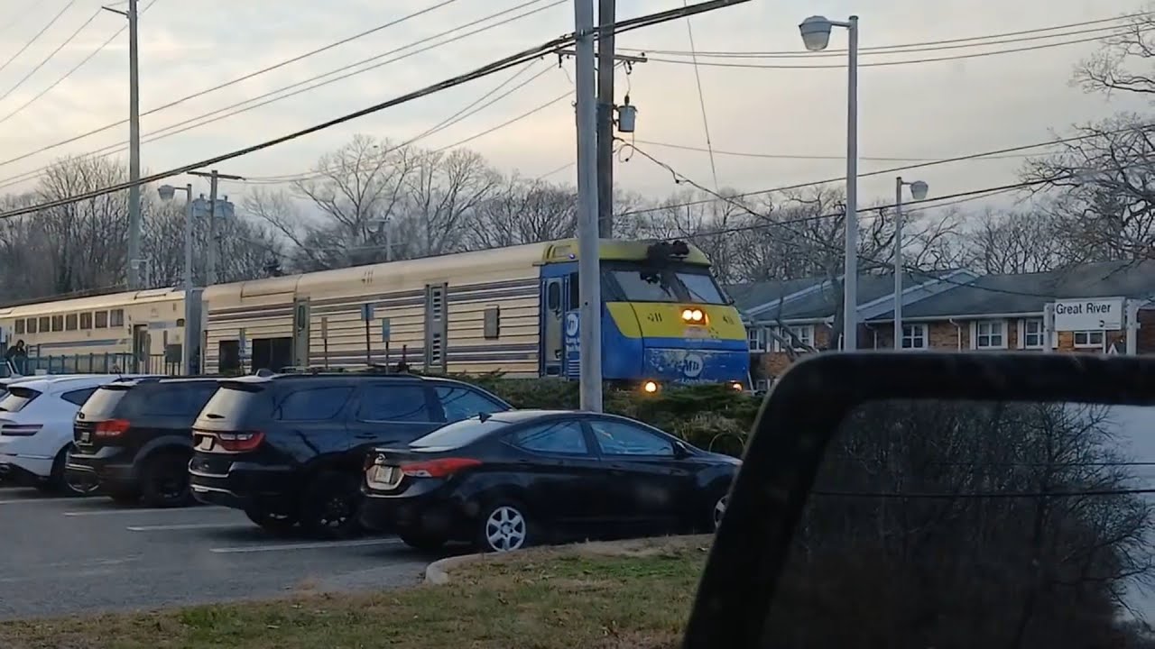 Amazing Unrestricted K5LA Horn - LIRR 411 EMD DE30AC Leading Double Decker Trains Compilation