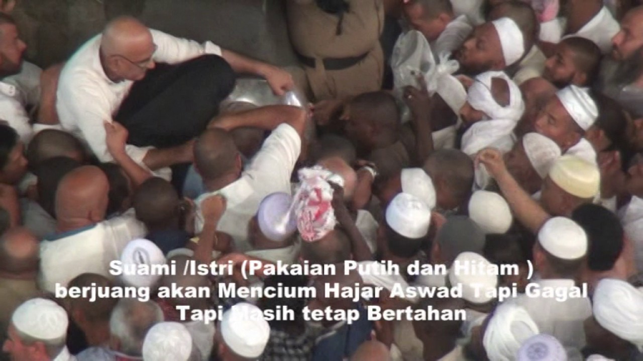 Suami Isteri Bergantian Mencium Hajar Aswad Atas Pertolongan Allah SWT