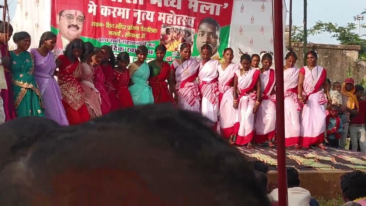सोनभद्र के चिचलिक में प्रसिद्ध आदिवासी मेला में आदिवासी नृत्य 
