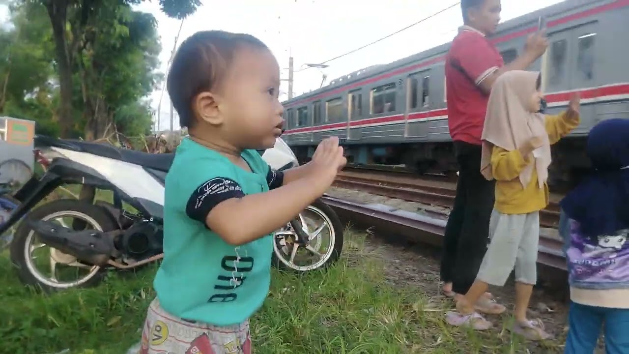 SAKHABUL Nonton KRETA API indonesia #kai #viral  #keretaapi #fyp 