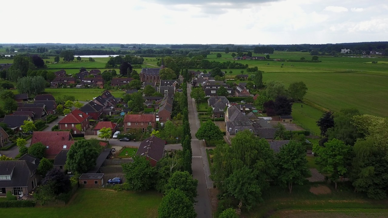 Een drone vlucht over Olburgen (31-05-17)