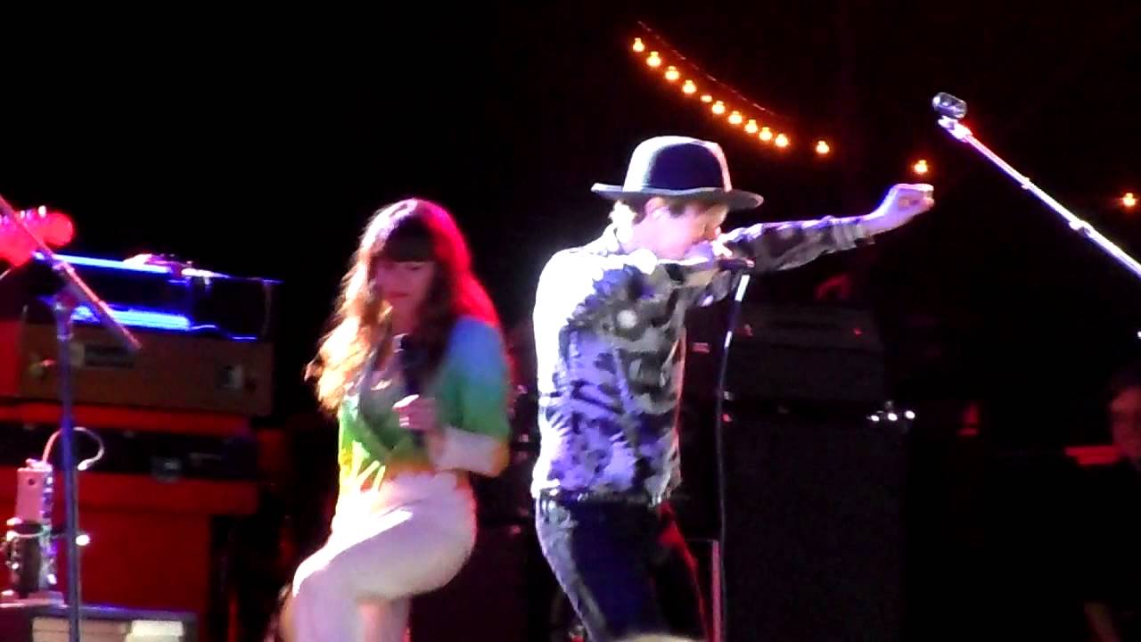 BECK & Jenny Lewis - 2 Turntables & A Microphone Odelay (clip) live at Marymoor WA Aug 2014