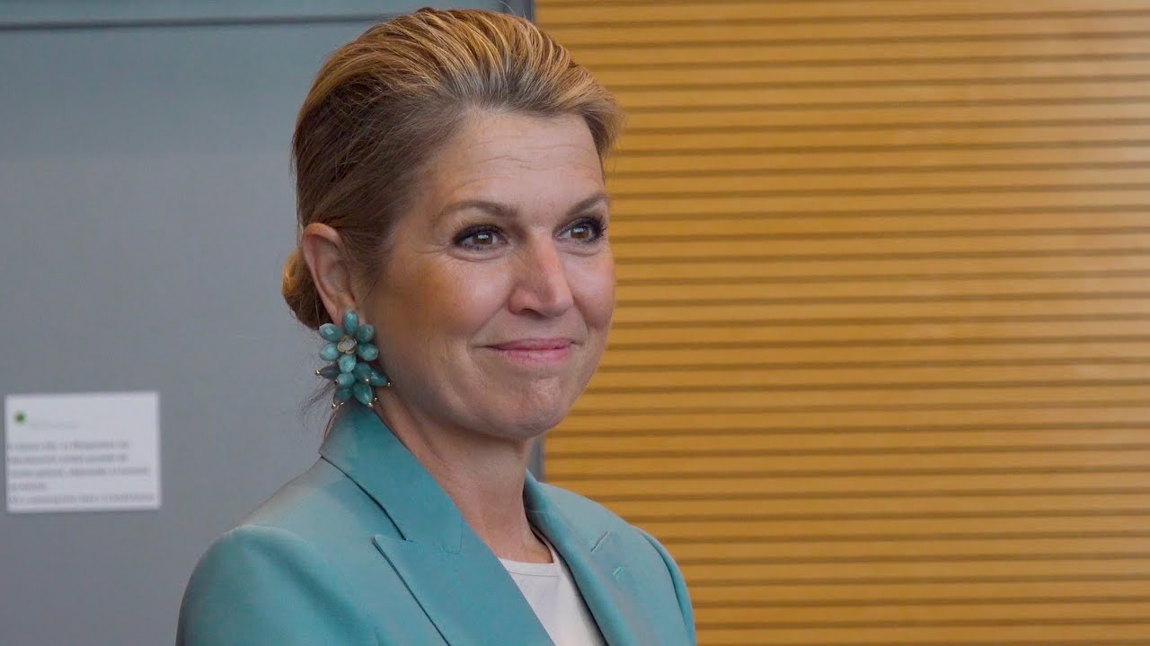 Koningin Máxima draagt voorjaarspak naar 10-jarig jubileum Buurtgezinnen in Doorn